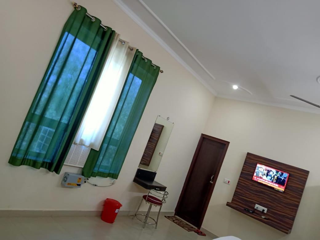 Hotel The Ideal Kushinagar Exterior photo